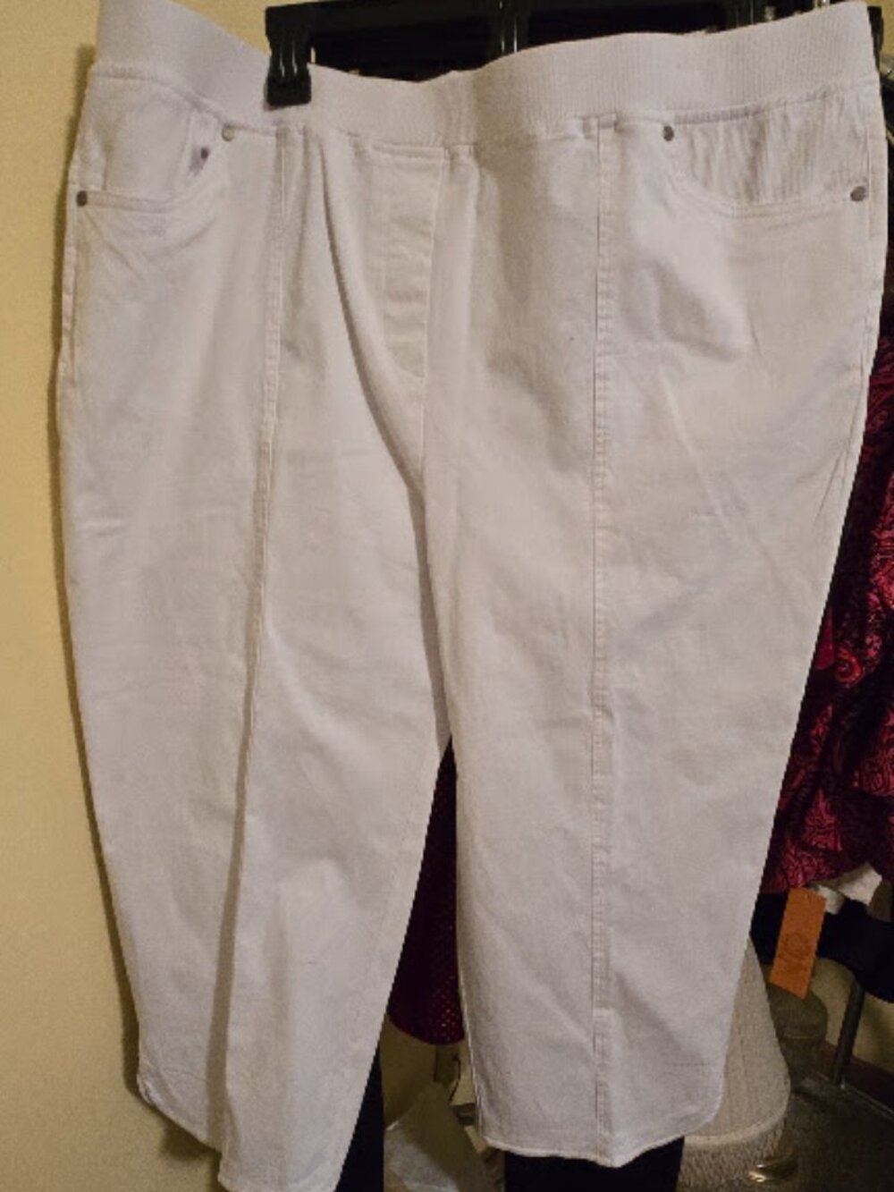 Alfred Dunner white capris pants.  New. $25 Size 18